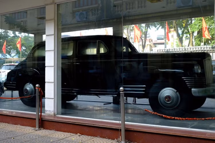 Chiếc ZIS-115 của Chủ tịch Hồ Chí Minh được sản xuất từ 1946-1947 và chỉ có 32 chiếc rời dây chuyền sản xuất, nguyên bản ZIS-115 là chiếc ZIS-110, chỉ khác ở chỗ chiếc ZIS-115 được bọc thép chống đạn, còn về cơ bản không có gì khác so với nguyên bản.