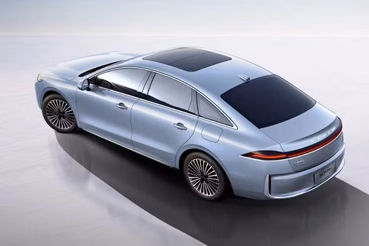 Được định vị là một chiếc sedan cỡ trung đến lớn, Roewe M7 DMH có kích thước thân xe lần lượt là 4940/1890/1510mm (dài/rộng/cao) và chiều dài cơ sở 2820mm. Trọng lượng không tải của xe là 1.670kg và bán kính vòng quay tối thiểu là 5,8m.