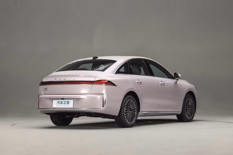 Tốc độ tối đa của xe đạt 185km/h, mức tiêu thụ nhiên liệu toàn phần CLTC là 2,91 lít/100km và thời gian tăng tốc từ 0-100 km/h là 7,9 giây.