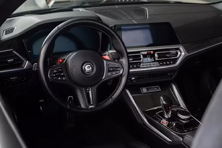 Khoảng cách hiệu suất càng đáng chú ý hơn khi xét đến lợi thế độ xe của BMW. Động cơ 6 xy-lanh thẳng hàng (I6) tăng áp kép dung tích 3.0 lít của BMW M4 Competition phản ứng tuyệt vời với các nâng cấp, trong khi động cơ V8 siêu nạp dung tích 5.2 lít của Ford trên Mustang GTD đã được đẩy đến giới hạn an toàn ngay từ nhà máy.