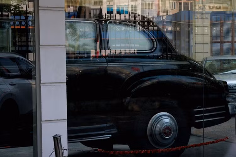 Tốc độ tối đa của xe là 120km/h và mức tiêu thụ nhiên liệu của nó là 27,5 lít/100km. Được thiết kế như một chiếc xe chuyên chở nguyên thủ và cán bộ, ZIS-115 có khoang xe phía sau rộng rãi và được trang bị ghế nệm da.