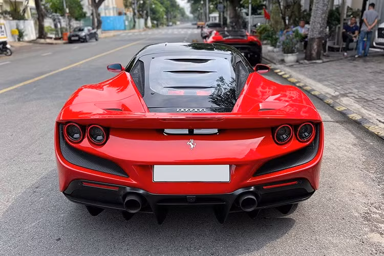 Nếu phần nắp capô của Ferrari 458 Italia trơn tru, Ferrari 488 GTB có thêm hai khe gió nhỏ, trên Ferrari F8 Tributo, hãng siêu xe Ý đặt một hốc gió khổng lồ vừa giải nhiệt cho xe cũng như tăng tính khí động học. Nắp khoang động cơ siêu xe Ferrari F8 Tributo này được làm từ kính Lexan và có các cửa gió để giúp xe tản nhiệt tốt hơn.