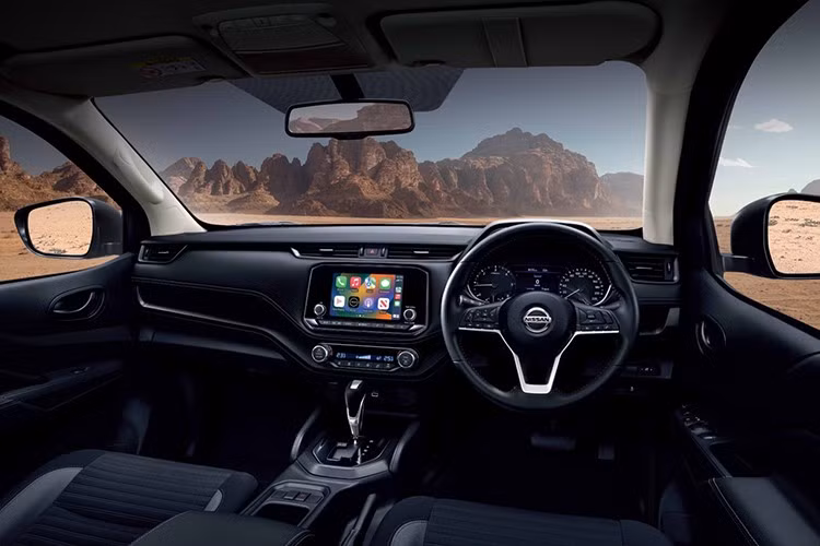 Bên trong xe, Nissan Navara X-Tremer được nâng cấp với vật liệu mềm trên táp-lô, đi kèm đường chỉ khâu kép. Thêm vào đó là vô-lăng bọc da được hoàn thiện với bề mặt mịn màng.