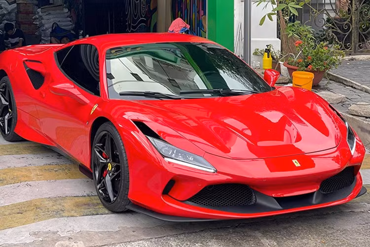 Ferrari F8 Tributo đầu tiên về Việt nam vào năm 2020, khi đó cũng là lúc biệt thự của đại gia phố núi - Cường Đô la xây dựng hoàn thành và anh đã ngắm nó trong suốt hơn 1 tháng, mới lái ra đường vì xong các thủ tục. Chiếc Ferrari F8 Tributo không được Cường Đô la thay đổi gì, từ mâm đến ống xả, để nguyên bản chơi.