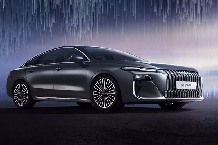 Mẫu sedan tầm xa Roewe M7 DMH của SAIC đã được công bố với ba phiên bản tại thị trường quê nhà Trung Quốc, giá bán của xe chỉ từ 97.800 đến 114.800 nhân dân tệ (360,2 tới 422,8 triệu đồng).