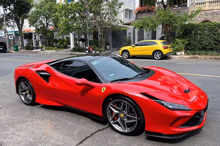 Được biết mức giá bán lại Ferrari F8 Tributo sau khi về tay đại gia Đà Nẵng đắt ngang thời điểm mua xe mới, tới 23,5 tỷ đồng khiến nhiều người không khỏi bất ngờ. Hiện Ferrari đã khai tử dòng F8 với một thông điệp nằm loại bỏ cấu trúc động cơ V8 đặt giữa ở siêu xe và thay thế bằng 296 GTB.