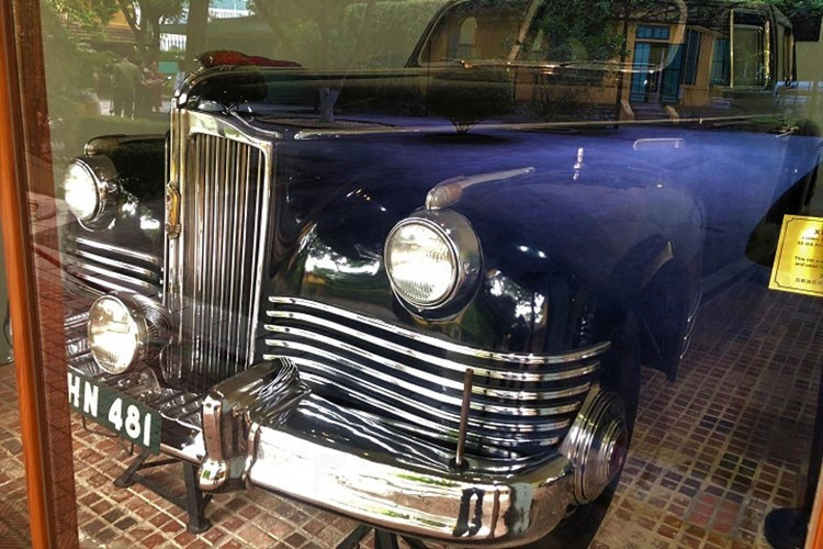 Gầm ZIS-115 được gia cố với một lớp thép chống đạn dày nhằm chống lại các loại mìn được cài đặt dưới đất. Trọng lượng của xe là 4280 kg. Xe được trang bị một động cơ 8 máy với công suất 140 mã lực.