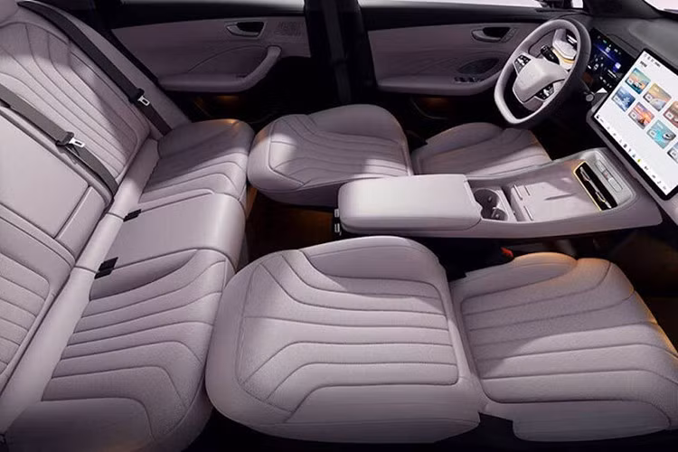 Ghế sau có đệm bên mềm mại, tất cả ghế và vô lăng đều được trang bị chức năng sưởi ấm. Thể tích cốp xe tiêu chuẩn là 527L và có 28 không gian lưu trữ bên trong.