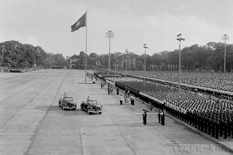 Hai chiếc Limousine ZIS-110 xuất hiện trong lễ duyệt binh tại Quảng trường Ba Đình ngày 2/9/1975, là dấu ấn lớn trong lịch sử dân tộc. Đại tướng Võ Nguyên Giáp trên một trong hai mẫu xe ZIS-110B tại lễ duyệt binh ngày quốc khánh. Ảnh: TTXVN