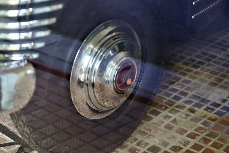 Phía trong khoang lái ZIS-115 phục vụ Bác Hồ cũng được thiết kế rất đặc biệt. Một vô-lăng bọc da có bán kính lớn với vòng thép nhỏ đồng tâm, đặc trưng vô-lăng trên những chiếc xe của Xô Viết thời kỳ đó.