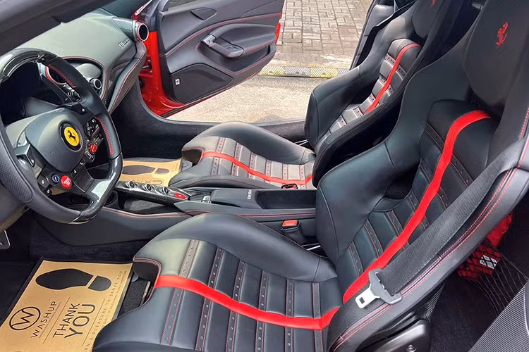 Siêu xe Ferrari F8 Tributo được xem là mẫu xe tiền nhiệm của Ferrari 488 GTB nhưng "ngựa chồm" này vẫn được trang bị khối động cơ V8, dung tích 3.9 lít, tăng áp kép quen thuộc. "Trái tim" này trên siêu xe Ferrari F8 Tributo sẽ sản sinh công suất tối đa 710 mã lực tại vòng tua máy 8.000 vòng/phút và mô-men xoắn cực đại 770 Nm tại tua máy 3.250 vòng/phút.