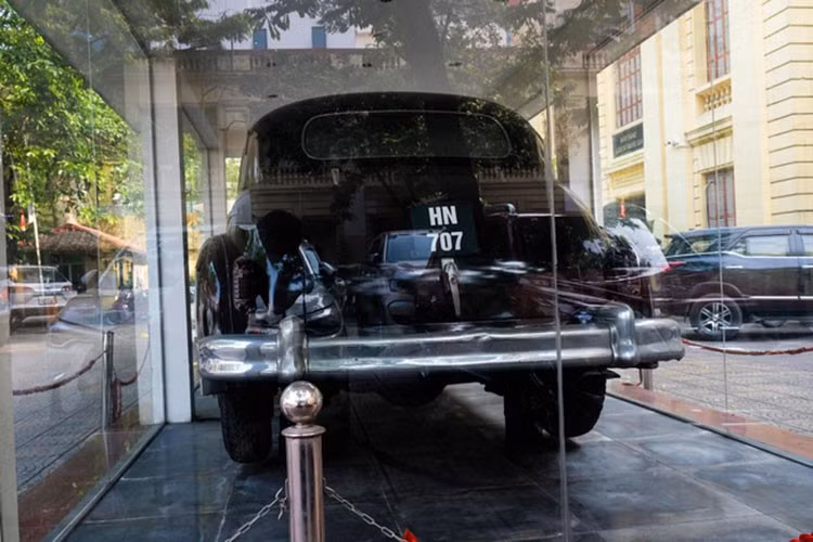 Người ngồi sau có đủ không gian để duỗi chân một cách thoải mái. Đặc biệt, khi cần thiết có cuộc trò chuyện riêng tư, những người ngồi sau có thể quay kính, tạo ra một ngăn cách giữa khoang lái và khoang hành khách, đảm bảo tính riêng tư và bảo mật trong xe.