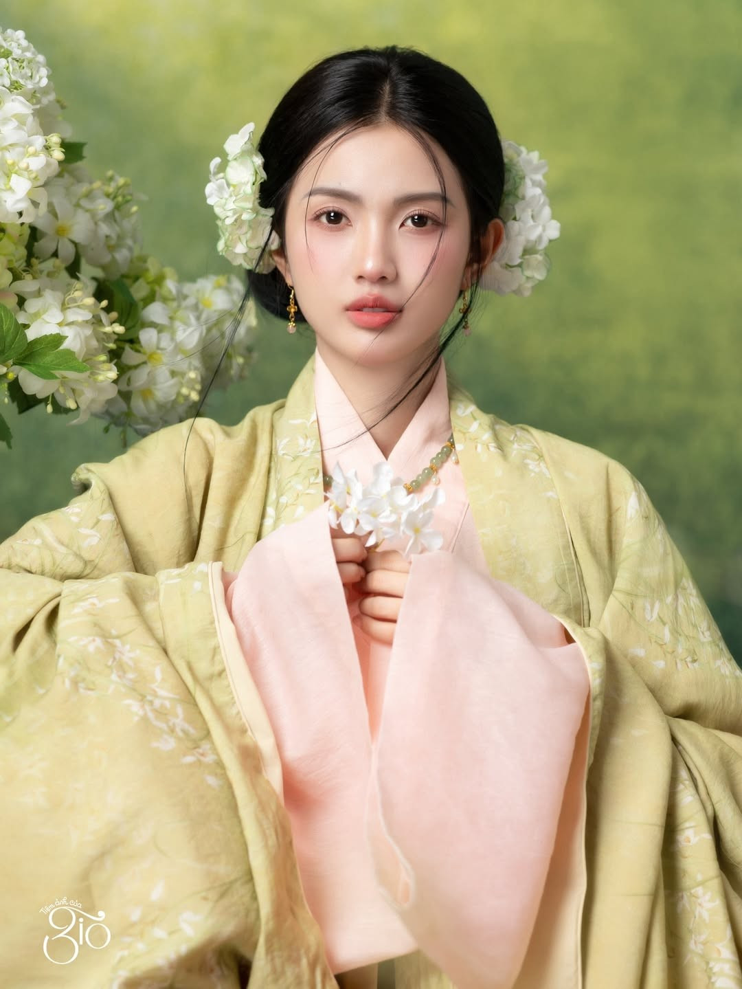 Bùi Quốc Quỳnh Anh hiện là tiếp viên hàng không với gần 10 năm gắn bó với nghề. Công việc đặc thù giúp cô có cơ hội đặt chân đến nhiều quốc gia, trải nghiệm đa dạng nền văn hóa – từ mùa tuyết trắng, hoa anh đào đến những địa danh nổi tiếng như núi Phú Sĩ, đảo Nami hay vùng đất của chuột túi.