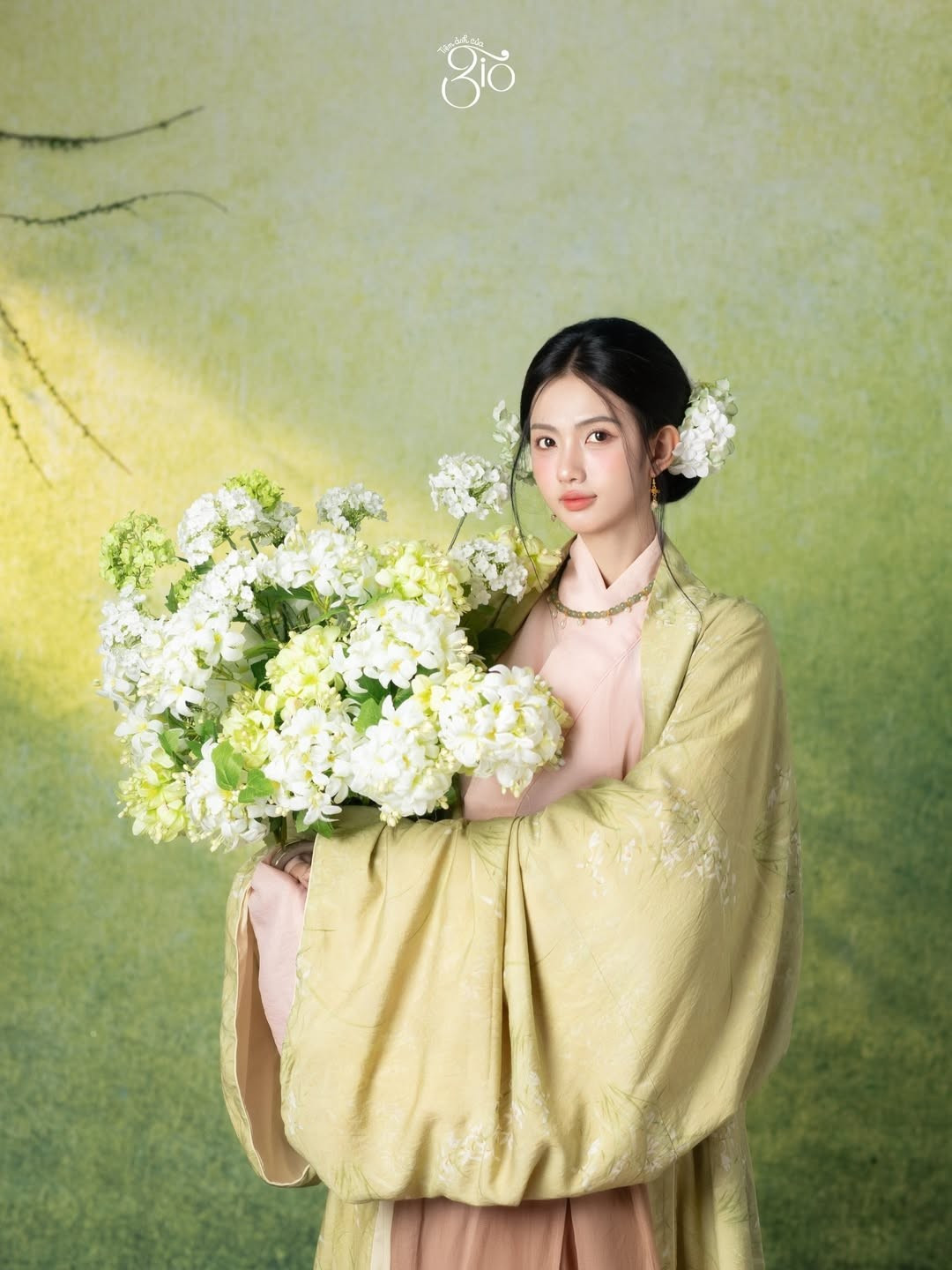 Bên cạnh công việc, Quỳnh Anh còn tích cực tham gia các hoạt động thiện nguyện. Trên mạng xã hội, nữ tiếp viên hàng không thường chia sẻ những khoảnh khắc đời thường giản dị, truyền năng lượng tích cực và tinh thần sống tử tế đến cộng đồng.