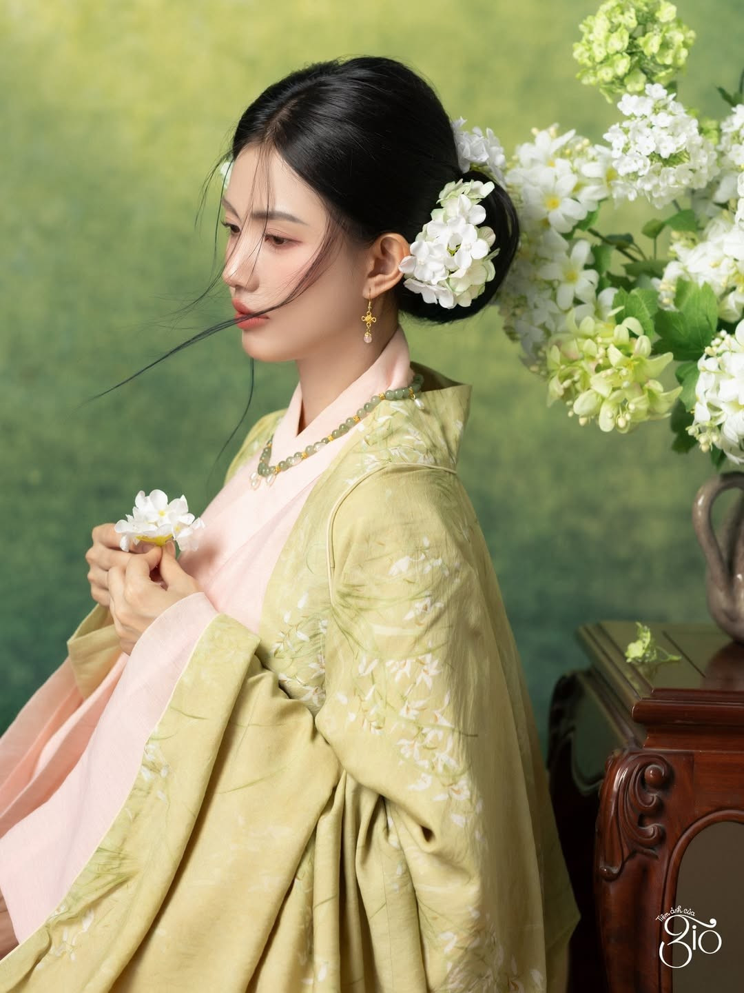 Không ít lần, Gabriella Bùi xuất hiện trong các sự kiện diễu hành cổ phục, diện áo ngũ thân hay Việt phục truyền thống một cách chỉn chu, tinh tế.