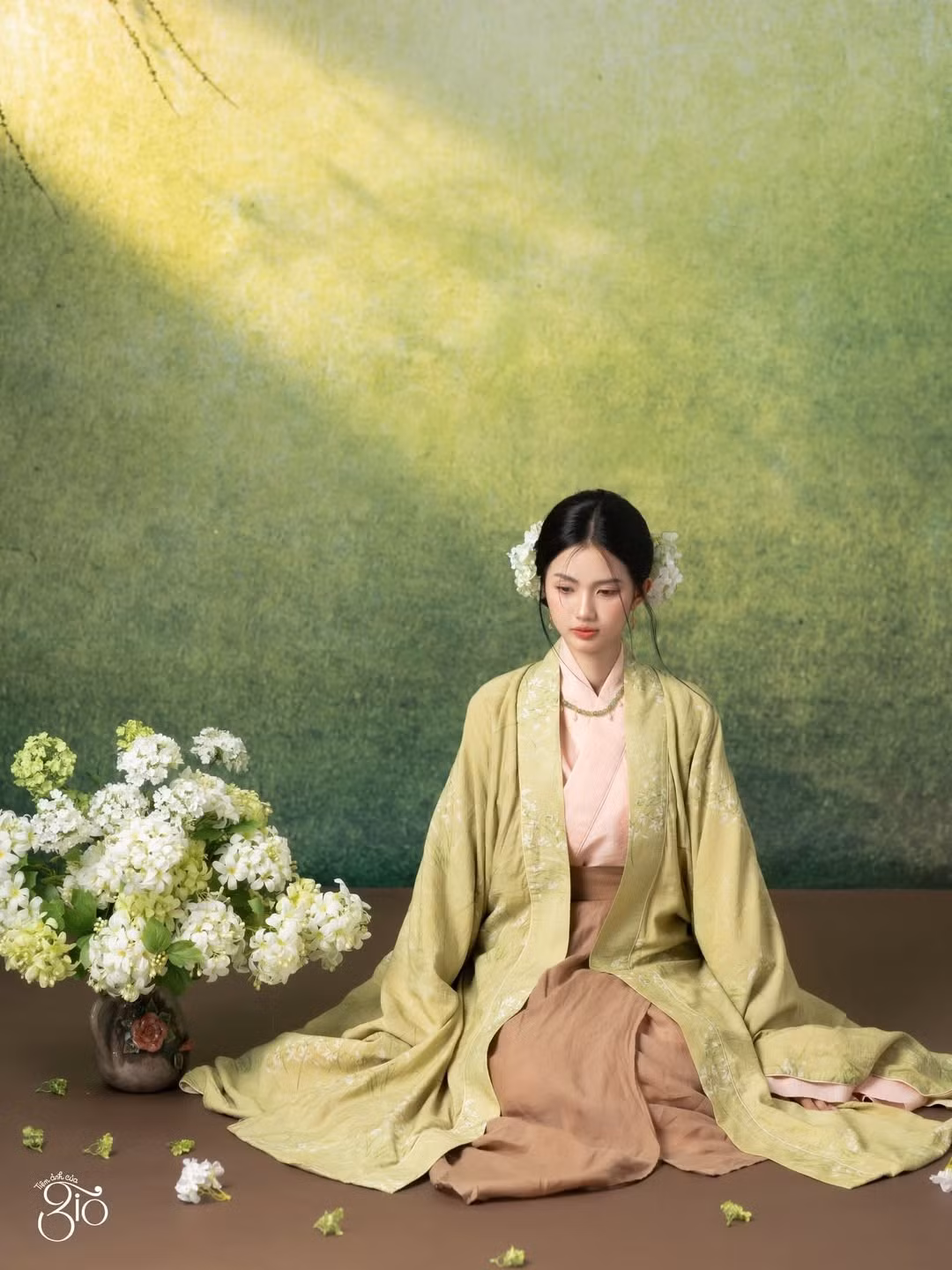 Chính những chuyến đi này đã nuôi dưỡng trong Quỳnh Anh tình yêu đặc biệt với văn hóa, trang phục truyền thống của các quốc gia, trong đó có Việt Nam.