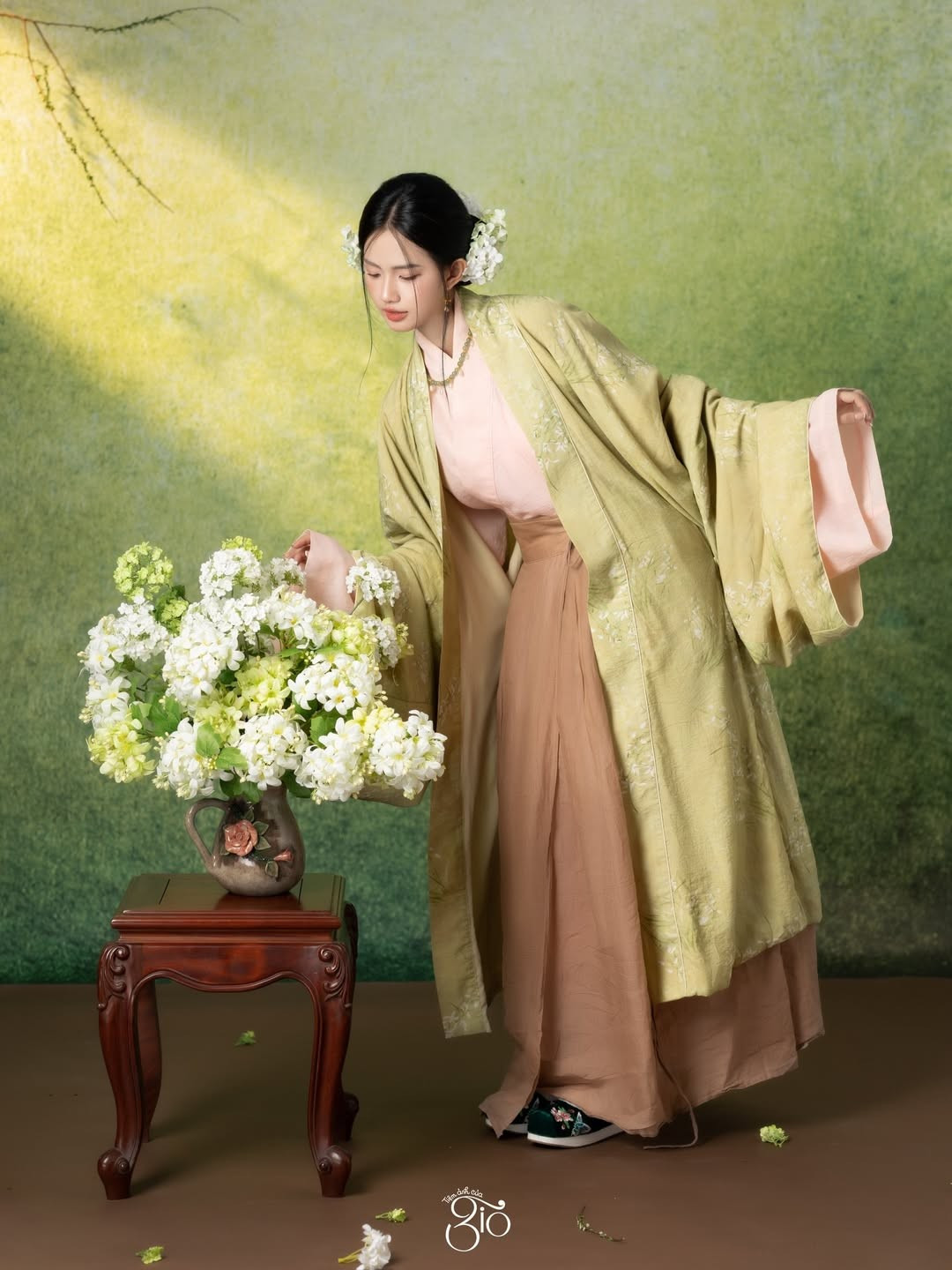 Hình ảnh nữ tiếp viên hàng không khoác cổ phục giữa không gian hiện đại từng gây sốt mạng xã hội, đặc biệt là khi cô xuất hiện tại một sự kiện cổ phục ở TP.HCM vào đầu năm 2025. Từ đó, cái tên Bùi Quốc Quỳnh Anh được nhắc đến nhiều hơn như một gương mặt đại diện cho vẻ đẹp dịu dàng, chuẩn mực nhưng vẫn rất gần gũi.