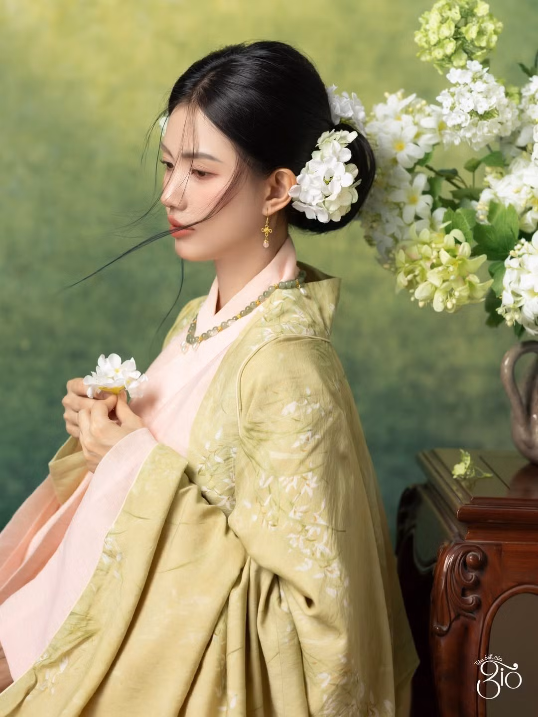 Không ít lần, Gabriella Bùi xuất hiện trong các sự kiện diễu hành cổ phục, diện áo ngũ thân hay Việt phục truyền thống một cách chỉn chu, tinh tế.