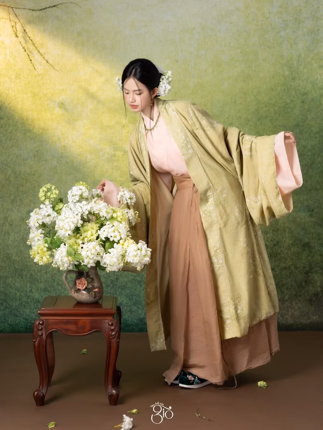 Hình ảnh nữ tiếp viên hàng không khoác cổ phục giữa không gian hiện đại từng gây sốt mạng xã hội, đặc biệt là khi cô xuất hiện tại một sự kiện cổ phục ở TP.HCM vào đầu năm 2025. Từ đó, cái tên Bùi Quốc Quỳnh Anh được nhắc đến nhiều hơn như một gương mặt đại diện cho vẻ đẹp dịu dàng, chuẩn mực nhưng vẫn rất gần gũi.