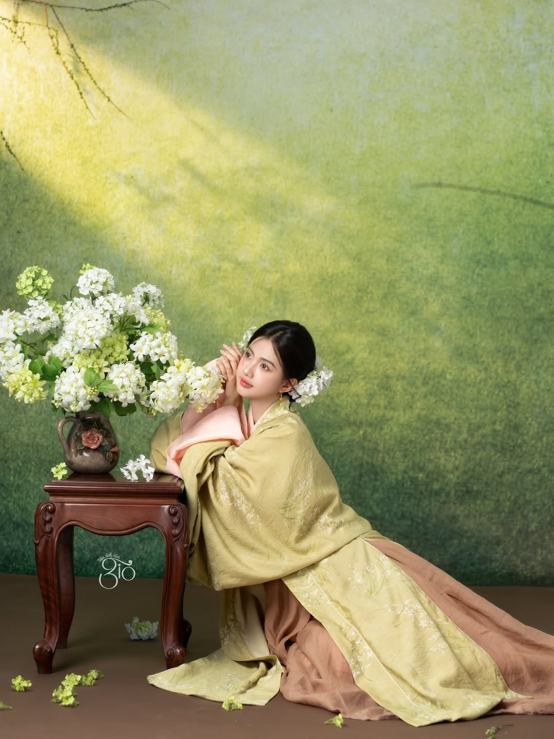 Nhiều người nhận xét, điều làm nên sức hút lớn nhất của Quỳnh Anh không chỉ nằm ở ngoại hình mà chính là thần thái: nhẹ nhàng, tự tin nhưng không hề phô trương, đủ để người đối diện cảm nhận được sự tinh tế và gu thẩm mỹ riêng.