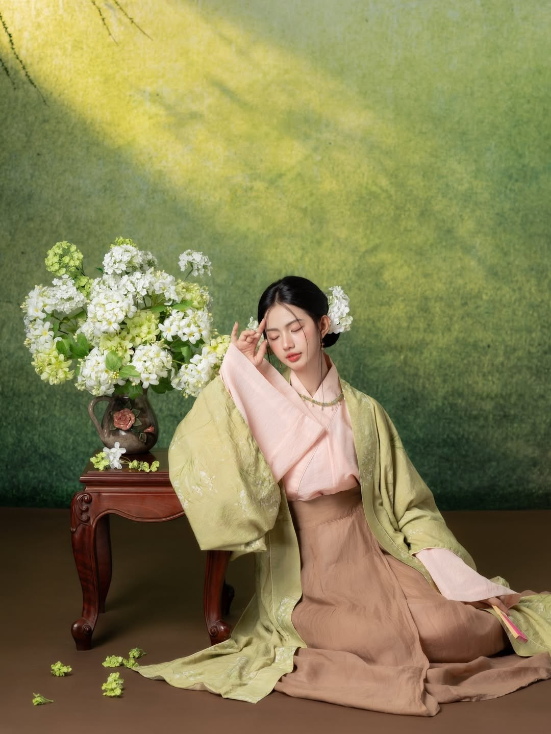 Ở những khung hình cận cảnh, nhan sắc của Quỳnh Anh càng trở nên cuốn hút. Đường nét gương mặt hài hòa, sống mũi thanh tú, đôi môi hồng tự nhiên kết hợp với lối trang điểm trong trẻo giúp cô giữ được vẻ trẻ trung dù đã bước sang tuổi ngoài 30.