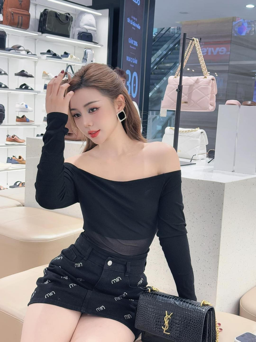 Chưa dừng lại ở đó, nếu theo dõi các nền tảng mạng xã hội cá nhân, không khó để thấy hình ảnh Quỳnh Kool trong các chuyến du lịch trong và ngoài nước, chỉ riêng vài tháng trở lại đây, cô đã ghé Trung Quốc rồi tới Singapore.