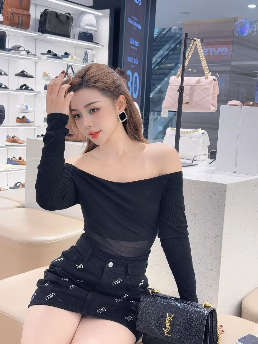 Chưa dừng lại ở đó, nếu theo dõi các nền tảng mạng xã hội cá nhân, không khó để thấy hình ảnh Quỳnh Kool trong các chuyến du lịch trong và ngoài nước, chỉ riêng vài tháng trở lại đây, cô đã ghé Trung Quốc rồi tới Singapore.