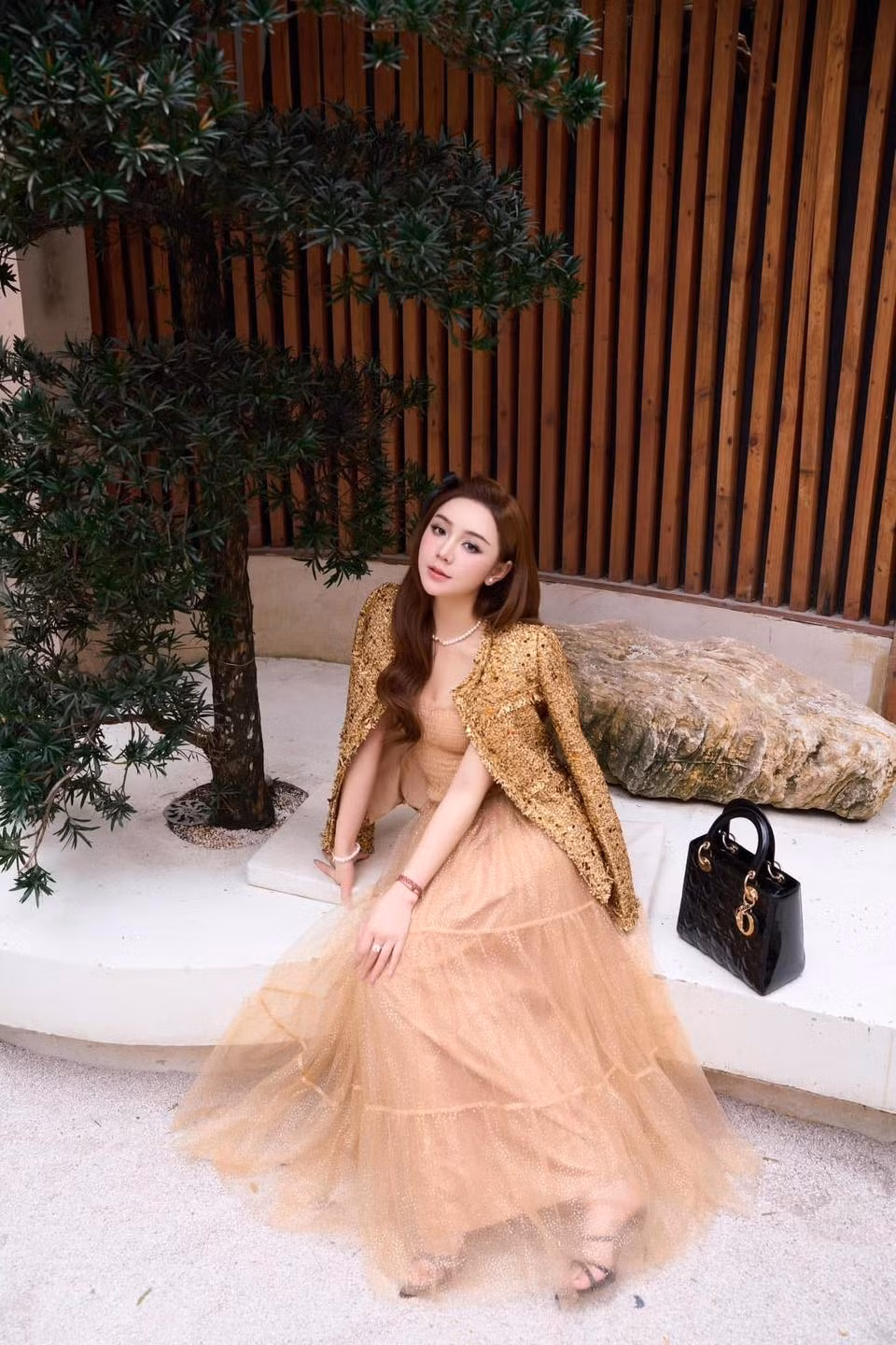 Một góc khác trong căn nhà là nơi nữ diễn viên để túi hiệu, Quỳnh Kool cũng nổi tiếng với những bộ sưu tập quần áo, trang sức đến từ các thương hiệu nổi tiếng.