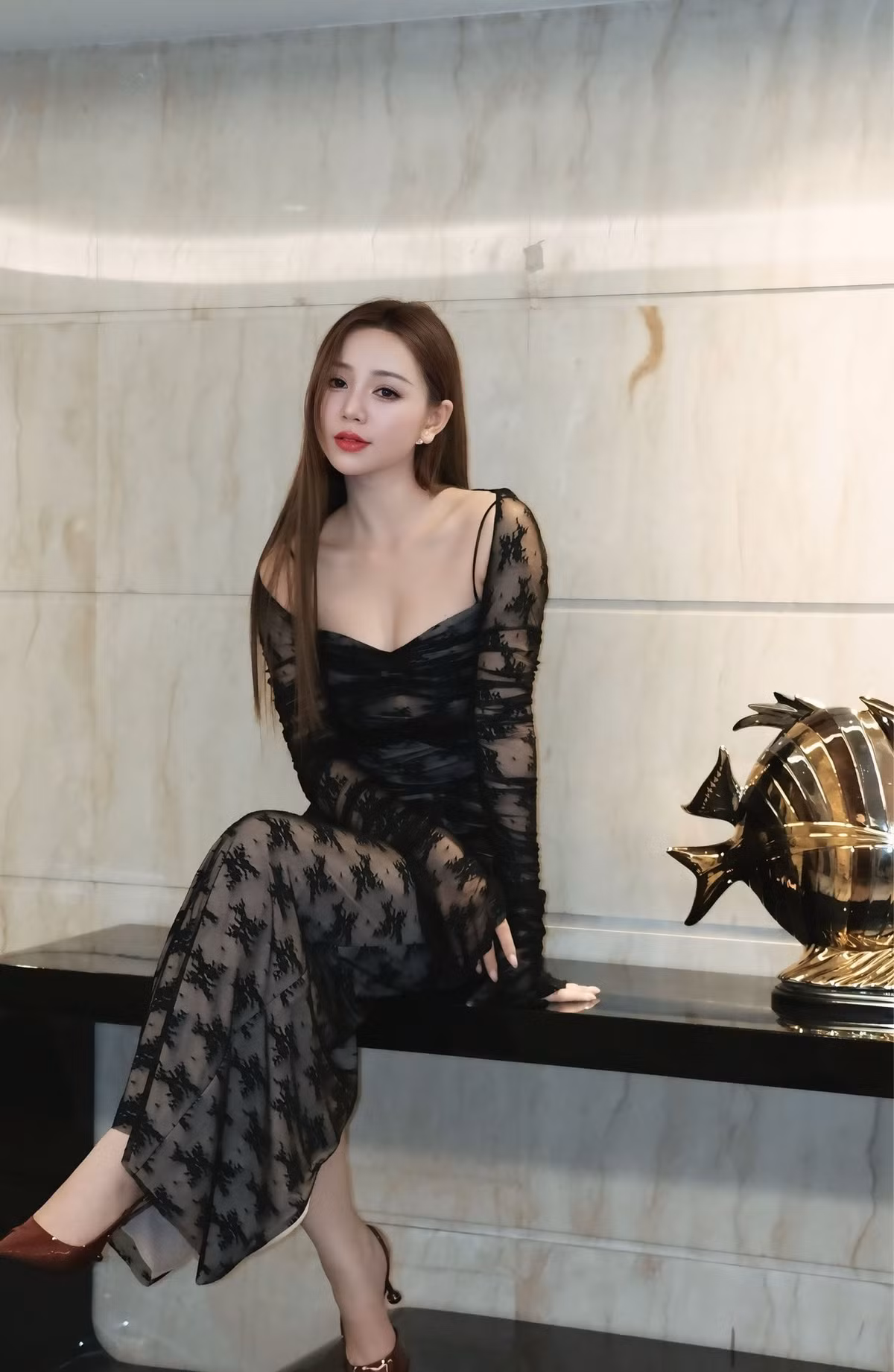 Cô thường xuyên được khen ngợi bởi vẻ ngoài tươi tắn, trẻ trung và thân hình gợi cảm.