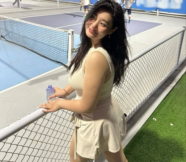 Thậm chí, còn có một số bình luận mỉa mai cô nàng này chơi thể thao để “gọi vốn” hay “đi kiếm chồng giàu”, khoe thân để hút follower. "Chứ người chơi thể thao thực sự không ai mặc như vậy cả", một cư dân mạng bình luận.