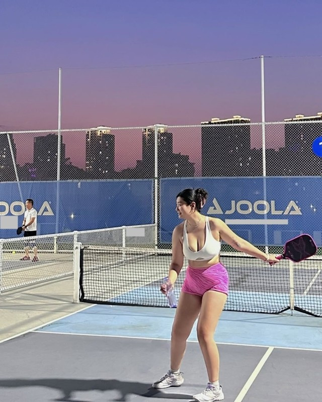 Mới đây trên mạng xã hội Douyin (tương tự TikTok ở Việt Nam) xôn xao loạt ảnh một cô gái khoe chơi pickleball trên sân thượng của một tòa nhà cao tầng. Cô này cho biết khung cảnh không chỉ chill chill mà việc tập luyện pickleball đã giúp cô giảm được vài kg, quen thêm nhiều người bạn mới.