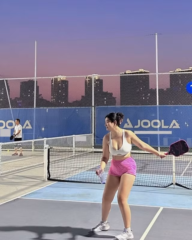 Mới đây trên mạng xã hội Douyin (tương tự TikTok ở Việt Nam) xôn xao loạt ảnh một cô gái khoe chơi pickleball trên sân thượng của một tòa nhà cao tầng. Cô này cho biết khung cảnh không chỉ chill chill mà việc tập luyện pickleball đã giúp cô giảm được vài kg, quen thêm nhiều người bạn mới.