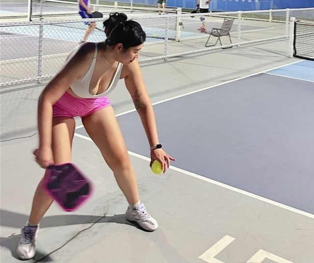 Thứ khiến nhiều người chú ý hơn cả chính là bộ trang phục cô gái này diện khi đánh pickleball. Đó là bra thể thao, kết hợp cùng quần đùi tập gym. Tất cả đều là trang phục mặc khi chơi thể thao, song nhiều cư dân mạng bình luận, ý kiến trái chiều cho rằng hình ảnh này khá nhạy cảm.