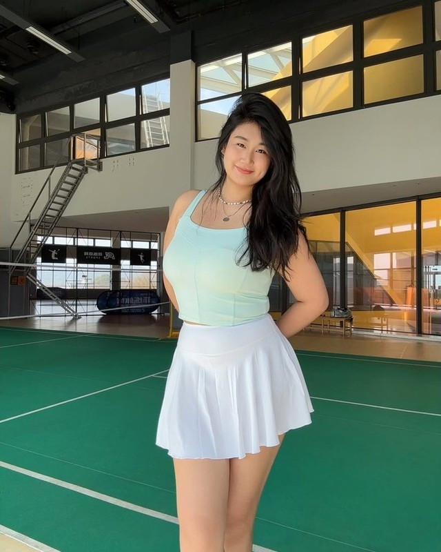 Lúc này, nhiều người đã nhanh chóng tìm ra tài khoản mạng xã hội cá nhân của cô gái này, có tên là Qing, sở hữu khoảng 20 nghìn follower trên Douyin, chuyên chia sẻ về các hoạt động thể thao.