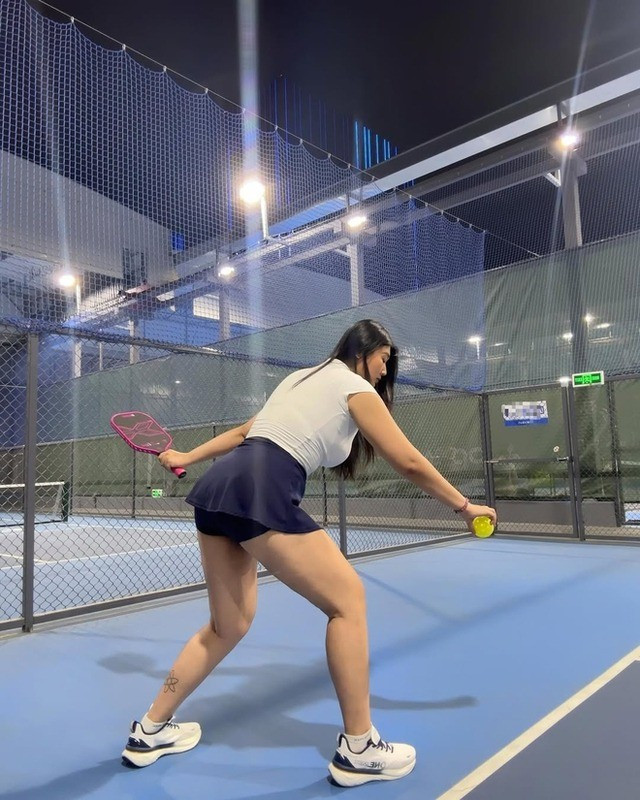 Theo dõi mạng xã hội cá nhân của cô gái này cũng thấy không ít lần Qing mặc gợi cảm chơi thể thao. Các trang phục mà cô nàng này lựa chọn thường là bra thể thao, kiểu quần bó sát hoặc váy ngắn.