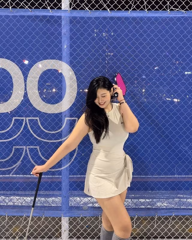 Cô chia sẻ rằng bản thân cao 1m77, trước khi đến với pickleball thì nặng 80kg, luôn cảm thấy cơ thể khá nặng nề, và cũng áp lực vì thường xuyên bị chê bai ngoại hình quá cỡ. Cơ địa khó giảm cân, song trong khoảng 5 tháng kiên trì tập pickleball Qing đã giảm được 5kg, từ 80kg xuống 75kg.