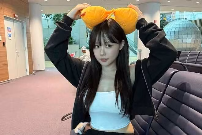 Nhiều người hâm mộ lên tiếng bênh vực Hong Young Gi. Họ cho rằng, cô có quyền tự do lựa chọn trang phục, miễn là cô cảm thấy tự tin và thoải mái. "Cô ấy có thân hình đẹp thì việc khoe ra đâu có gì sai?", một bình luận viết.