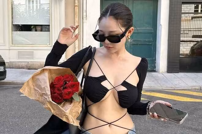 Hong Young Gi, một trong những hot mom nổi tiếng nhất xứ sở kim chi, đang trở thành tâm điểm của dư luận sau khi loạt ảnh mới của cô được đăng tải.