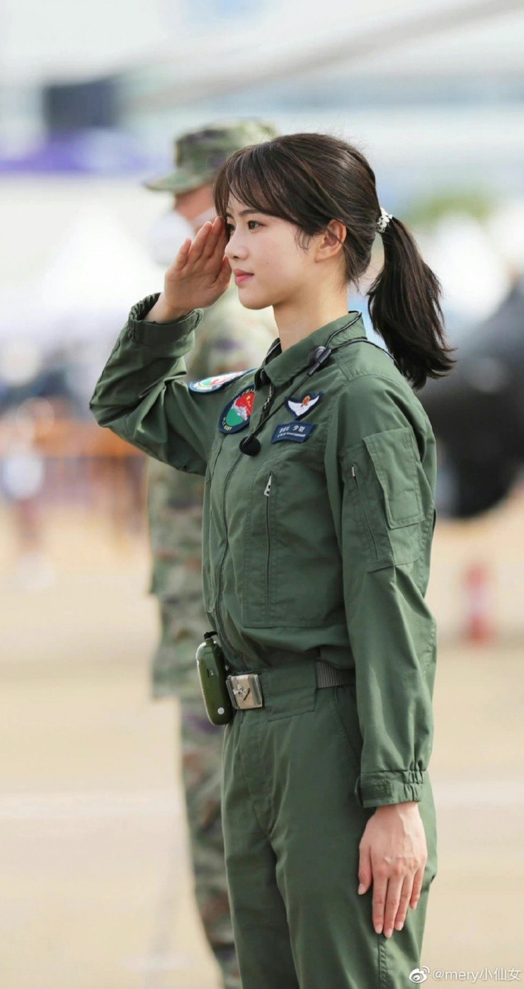 Không chỉ gây chú ý với ngoại hình, Từ Phong Xán còn khẳng định bản thân qua những thành tích xuất sắc trong lĩnh vực hàng không quân sự.