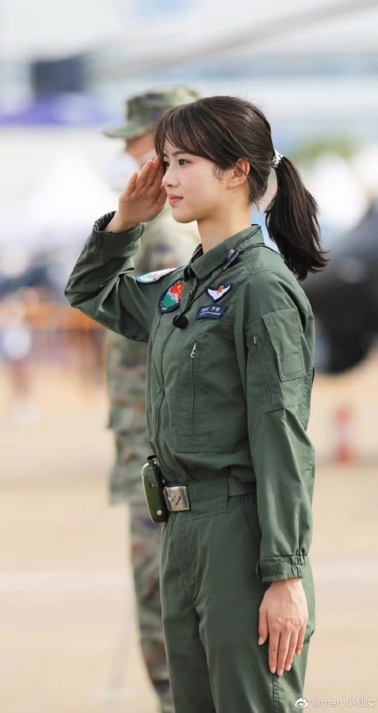 Không chỉ gây chú ý với ngoại hình, Từ Phong Xán còn khẳng định bản thân qua những thành tích xuất sắc trong lĩnh vực hàng không quân sự.