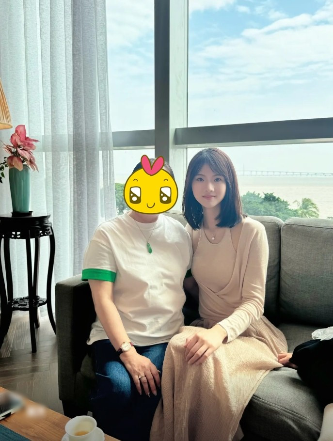 Năm 2020, khi mới 21 tuổi, Từ Phong Xán thực hiện thành công chuyến bay độc lập đầu tiên, trở thành nữ phi công đầu tiên của Lục quân Trung Quốc hoàn thành nhiệm vụ bay độc lập.