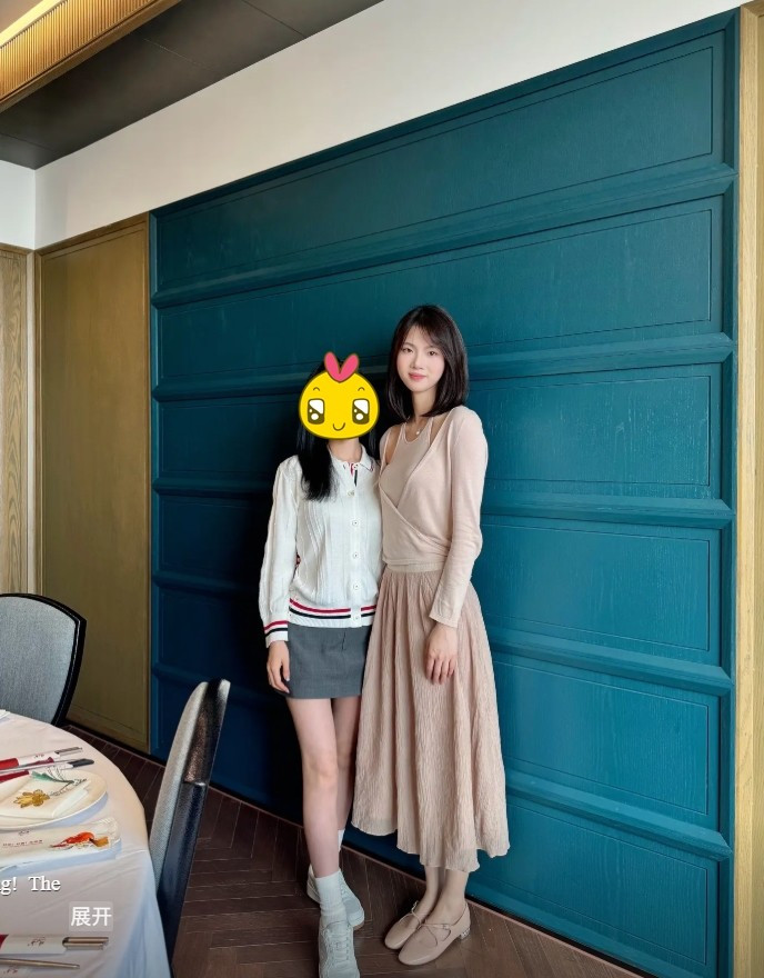 Được biết, vào năm 2017, sau khi tốt nghiệp Trường Trung học Phổ thông số 1 Kim Hoa, Từ Phong Xán cùng 9 nữ thí sinh khác vượt qua hơn 120.000 ứng viên trên toàn quốc để trúng tuyển Học viện Hàng không Lục quân PLA - một trong những chương trình đào tạo phi công quân sự khắt khe nhất Trung Quốc. Ảnh sử dụng trong bài: Weibo/ Sohu