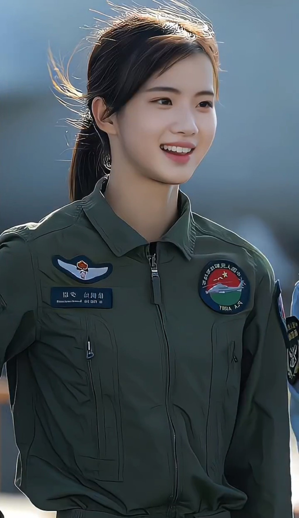 Loạt hình ảnh, clip về cô gái này nhanh chóng được chia sẻ nhiều trên mạng xã hội, đông đảo tư dân mạng "truy tìm" danh tính, info nữ phi công này.