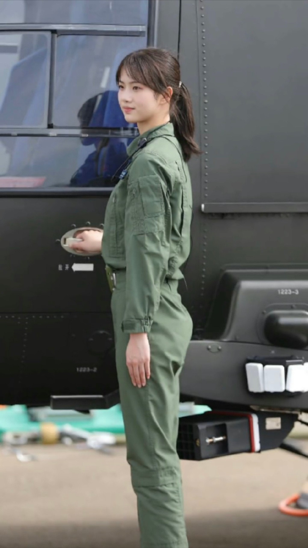 Rất nhanh sau đó, nhiều người cũng nhanh chóng nhận ra cô gái trong clip là nữ phi công quân sự Từ Phong Xán (SN 1999, tại Chiết Giang, Trung Quốc).