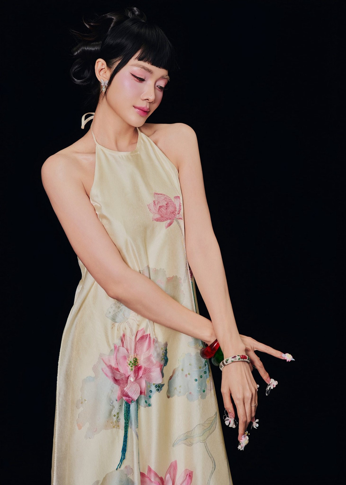 Thần thái chính là yếu tố giúp Dương Thu Thảo thực sự tỏa sáng trong bộ ảnh này. Không cần tạo dáng quá cầu kỳ, cô chủ yếu sử dụng những cử chỉ nhẹ như nghiêng đầu, khép tay trước tà áo hay khẽ chạm vào cành hoa. Ánh mắt dịu dàng, nụ cười mỉm vừa đủ cùng phong thái điềm tĩnh giúp người đẹp truyền tải trọn vẹn tinh thần của tà áo dài: kín đáo nhưng vẫn đầy sức hút.