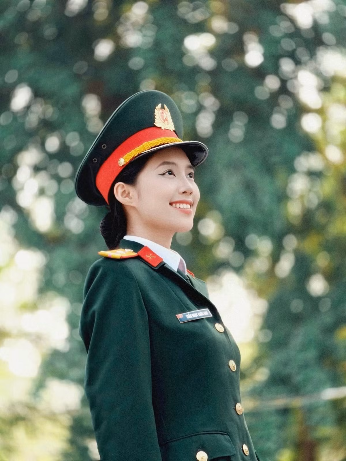 Châu Anh sở hữu vẻ ngoài xinh xắn, chiều cao lên đến 1m7. Trong cuộc thi Hoa hậu Việt Nam, người đẹp này gây chú ý với ngoại hình sáng sân khấu, kỹ năng trình diễn ấn tượng. Ở cô luôn toát lên vẻ khỏe khoắn, năng động, tươi tắn…