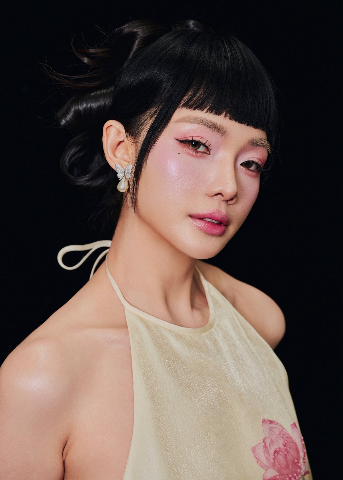 Phần trang điểm cũng được tiết chế tối đa theo xu hướng trong trẻo. Lớp nền mỏng nhẹ, má hồng phớt và son môi tông hồng đất giúp gương mặt cô thêm phần thanh tú. Kiểu tóc dài uốn nhẹ, buông tự nhiên phía sau lưng càng làm tăng vẻ nữ tính, nền nã – hình ảnh vốn gắn liền với Dương Thu Thảo từ trước đến nay.