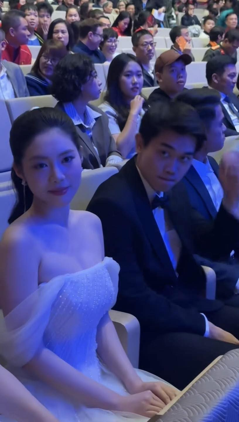 Mới đây, Đình Bắc gây chú ý khi tham gia nhận giải thưởng tại Gala Cúp Chiến thắng 2025 diễn ra ở Hà Nội. Một trong những khoảnh khắc đang được netizen chia sẻ nhiều trên mạng xã hội chính là lúc nam tiền đạo quê Nghệ An ngồi cạnh một người đẹp sinh năm 2003 - Á hậu Châu Anh. Cả hai có nhiều tương tác đáng chú ý như tíu tít trò chuyện, chụp hình chung.