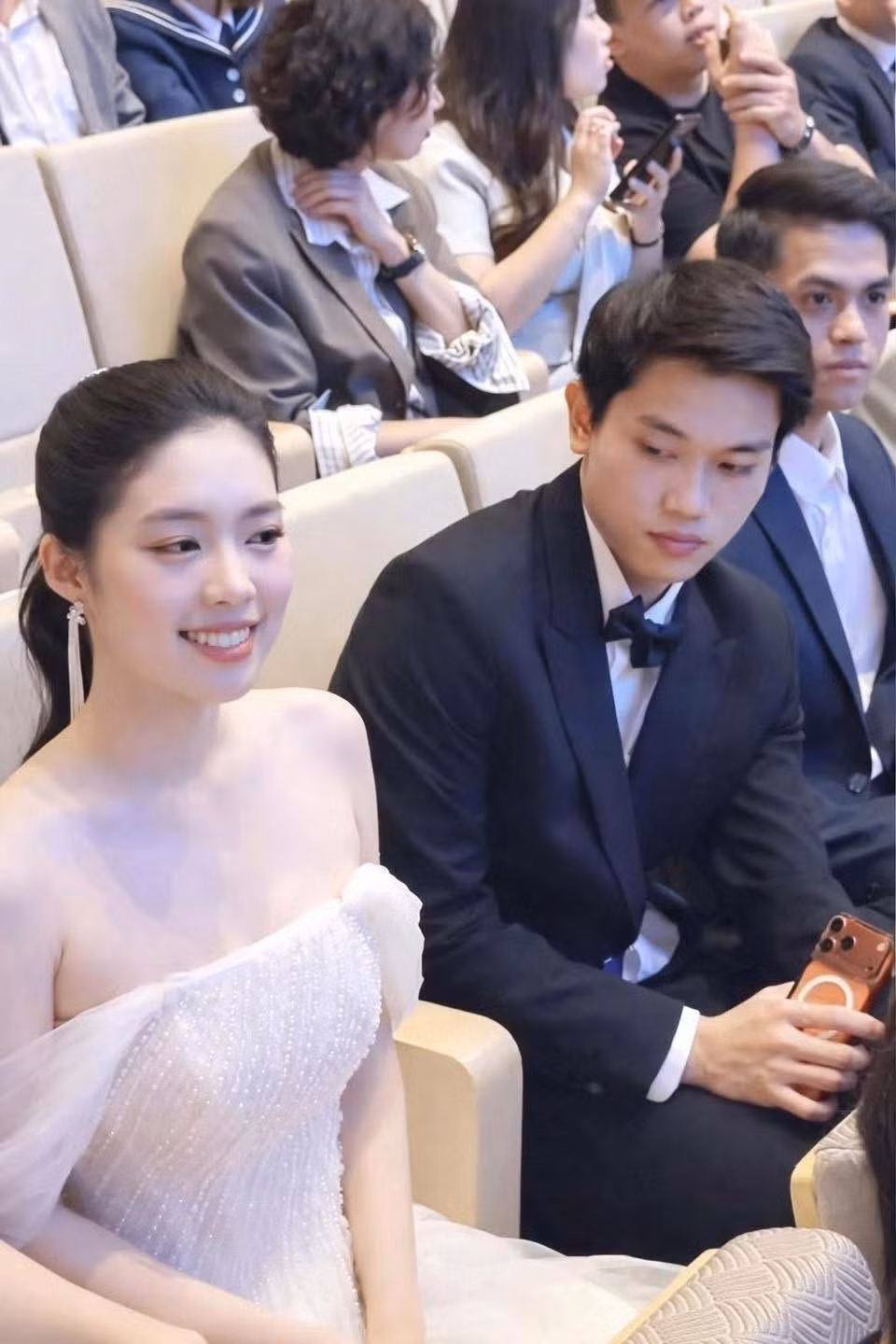 Và khoảnh khắc Đình Bắc lên nhận giải VĐV trẻ của năm, Đội tuyển của năm (đội tuyển U22 Việt Nam giành HCV tại SEA Games 33) thì Á hậu Châu Anh chính là người được giao nhiệm vụ công bố. Tạo nên khoảnh khắc cả hai đứng chung một khung hình ngay cả trên sân khấu.