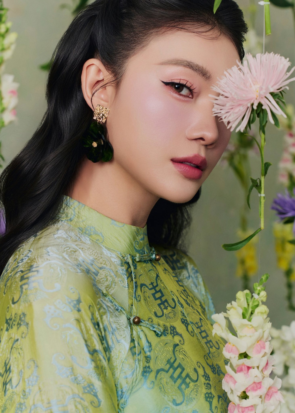 Giữa mùa cao điểm của những bộ ảnh áo dài nghệ thuật, Dương Thu Thảo bất ngờ tung loạt hình mới, nhanh chóng thu hút sự chú ý của cộng đồng yêu thời trang truyền thống. Không lựa chọn phong cách rực rỡ hay cầu kỳ, người đẹp gây ấn tượng bằng hình ảnh nhẹ nhàng, tinh tế nhưng vẫn toát lên khí chất cuốn hút rất riêng.